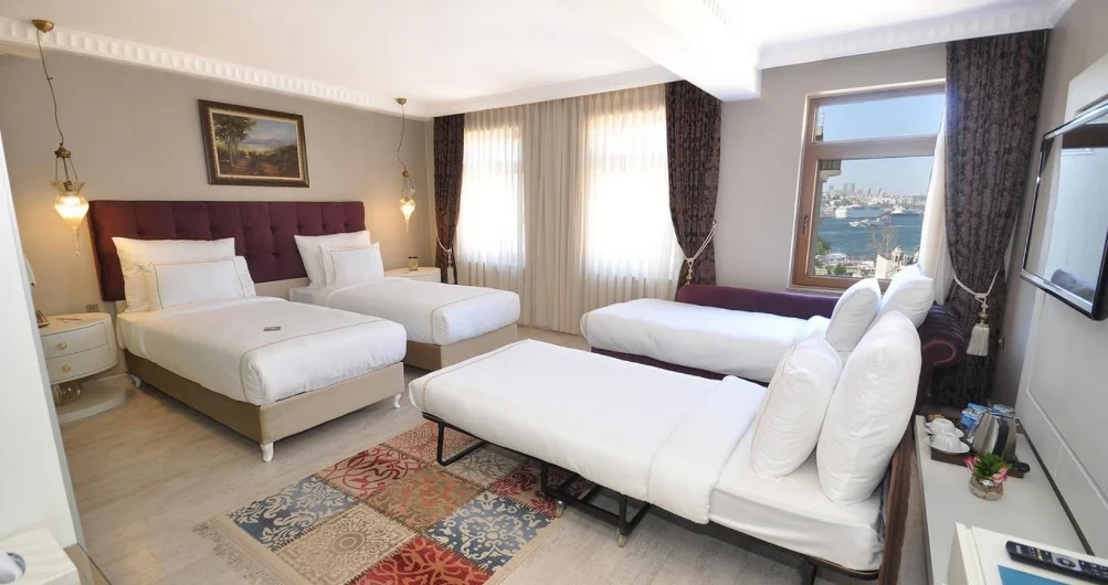 JUNIOR SUITE WITH PARTIAL SEA VIEW